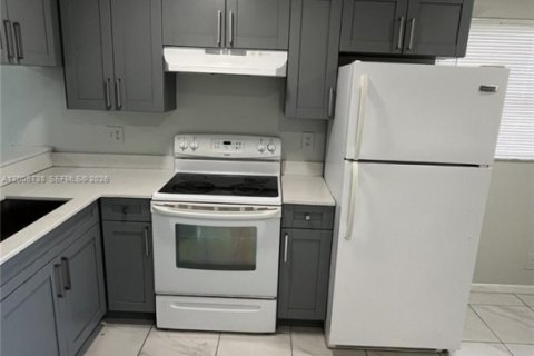 Condo in Tamarac, Florida, 2 bedrooms  № 2069659 - photo 2