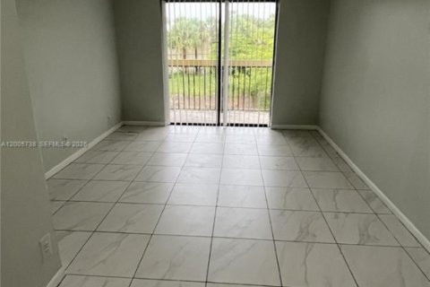 Condo in Tamarac, Florida, 2 bedrooms  № 2069659 - photo 4