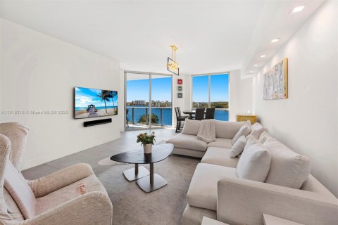 Condo in North Miami Beach, Florida, 3 bedrooms № 1974270 - photo 1