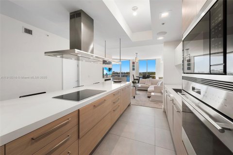 Condo in North Miami Beach, Florida, 3 bedrooms № 1974270 - photo 13