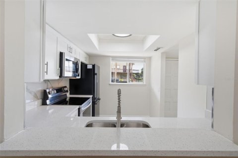 Condo in Tampa, Florida, 1 bedroom  № 2231629 - photo 9