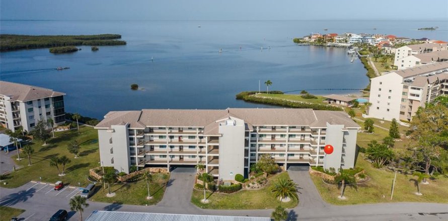 Condo in Port Richey, Florida, 2 bedrooms № 1592132