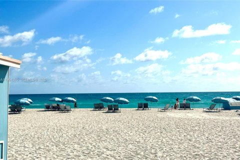 Condo in Miami Beach, Florida, 1 bedroom  № 2081109 - photo 2