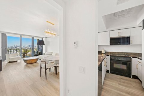 Condo in Miami Beach, Florida, 1 bedroom  № 2081109 - photo 13