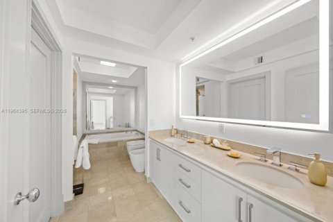 Condo in Miami Beach, Florida, 1 bedroom  № 2081109 - photo 18