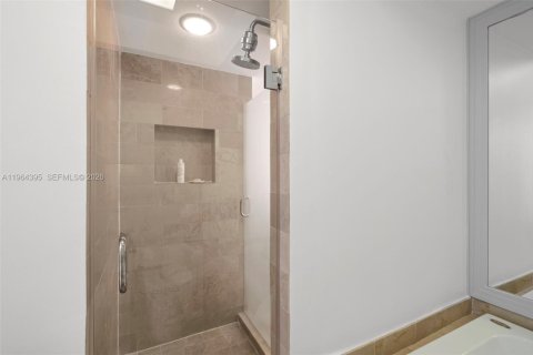 Condo in Miami Beach, Florida, 1 bedroom  № 2081109 - photo 20