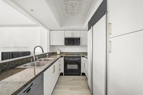 Condo in Miami Beach, Florida, 1 bedroom  № 2081109 - photo 11