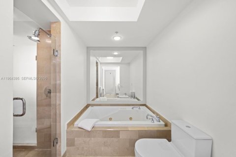 Condo in Miami Beach, Florida, 1 bedroom  № 2081109 - photo 19