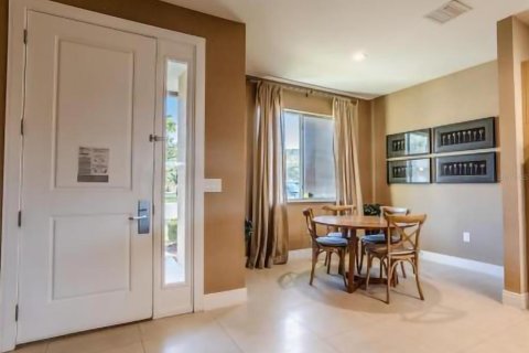 Townhouse in Kissimmee, Florida 4 bedrooms, 222.59 sq.m. № 1650537 - photo 4