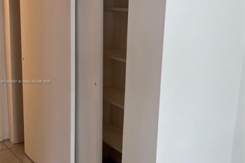 Condominio en alquiler en Hollywood, Florida, 1 dormitorio, 53.51 m2 № 1952050 - foto 9