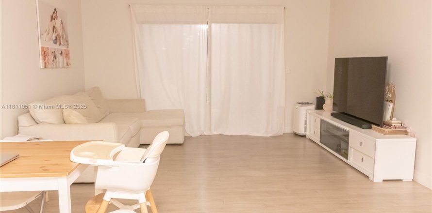 Condo in Pompano Beach, Florida, 1 bedroom  № 1756429