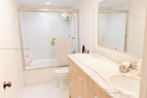 Condo in Pompano Beach, Florida, 1 bedroom  № 1756429 - photo 11