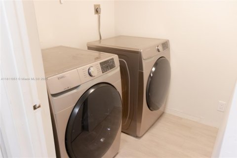 Condo in Pompano Beach, Florida, 1 bedroom  № 1756429 - photo 13