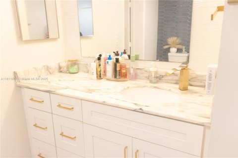 Condo in Pompano Beach, Florida, 1 bedroom  № 1756429 - photo 14