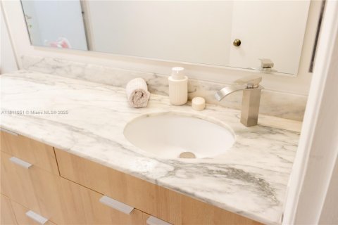 Condo in Pompano Beach, Florida, 1 bedroom  № 1756429 - photo 12