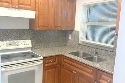 Adosado en Hialeah, Florida 4 dormitorios, 156.17 m2 № 2051045