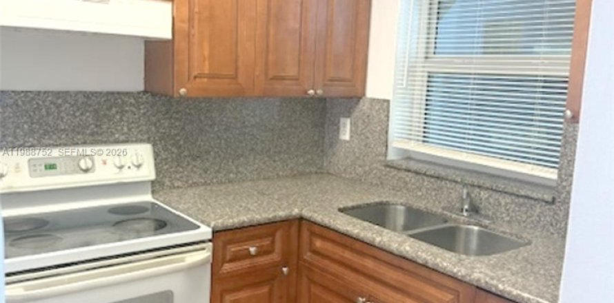 Adosado en Hialeah, Florida 4 dormitorios, 156.17 m2 № 2051045