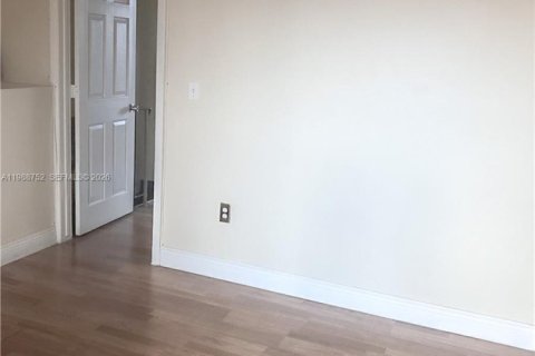 Adosado en alquiler en Hialeah, Florida, 4 dormitorios, 156.17 m2 № 2051045 - foto 15
