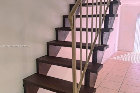 Adosado en alquiler en Hialeah, Florida, 4 dormitorios, 156.17 m2 № 2051045 - foto 9