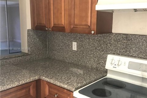 Adosado en alquiler en Hialeah, Florida, 4 dormitorios, 156.17 m2 № 2051045 - foto 4