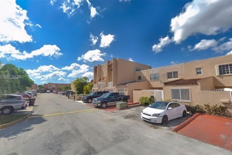 Adosado en alquiler en Hialeah, Florida, 4 dormitorios, 156.17 m2 № 2051045 - foto 2