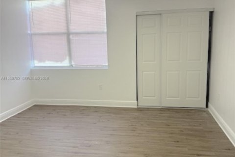 Adosado en alquiler en Hialeah, Florida, 4 dormitorios, 156.17 m2 № 2051045 - foto 13