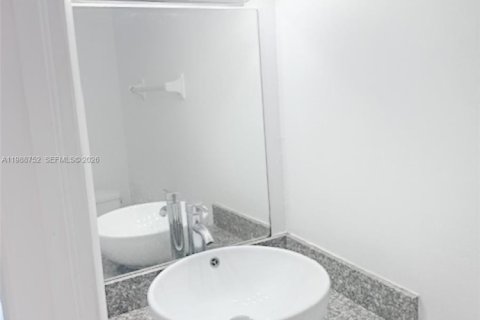 Adosado en alquiler en Hialeah, Florida, 4 dormitorios, 156.17 m2 № 2051045 - foto 17