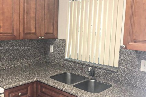 Adosado en alquiler en Hialeah, Florida, 4 dormitorios, 156.17 m2 № 2051045 - foto 5