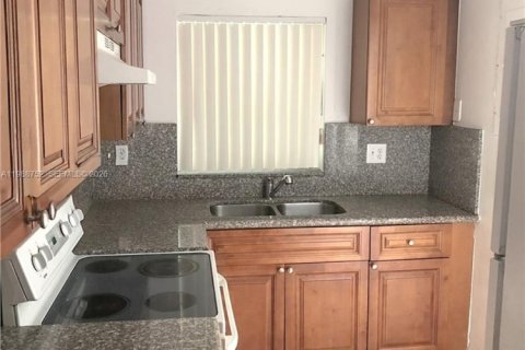 Adosado en alquiler en Hialeah, Florida, 4 dormitorios, 156.17 m2 № 2051045 - foto 3