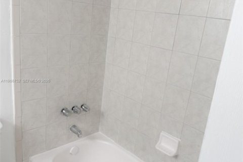 Adosado en alquiler en Hialeah, Florida, 4 dormitorios, 156.17 m2 № 2051045 - foto 23