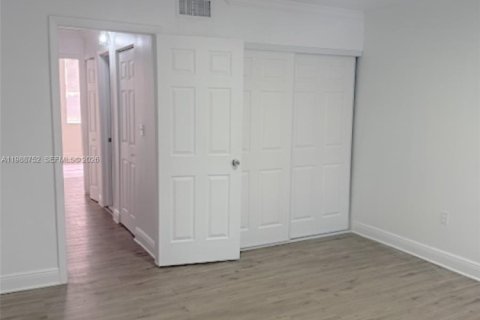 Adosado en alquiler en Hialeah, Florida, 4 dormitorios, 156.17 m2 № 2051045 - foto 18