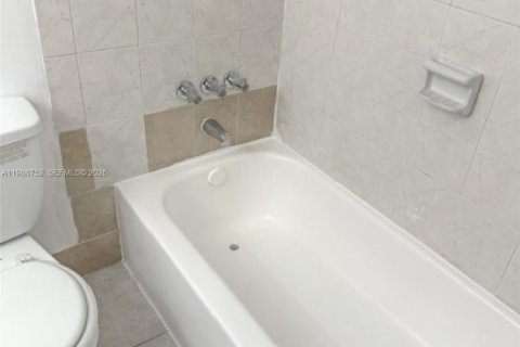 Adosado en alquiler en Hialeah, Florida, 4 dormitorios, 156.17 m2 № 2051045 - foto 19