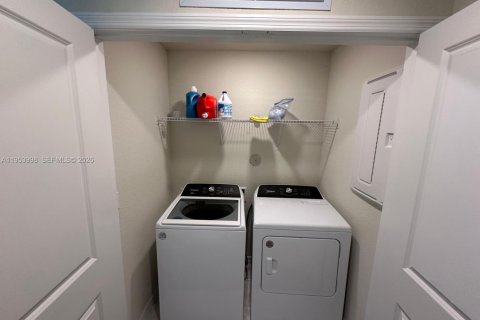 House in Lauderdale Lakes, Florida 3 bedrooms, 137.68 sq.m. № 2008279 - photo 6