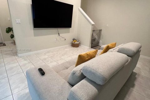 House in Lauderdale Lakes, Florida 3 bedrooms, 137.68 sq.m. № 2008279 - photo 2