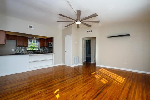 Villa ou maison à louer à Orlando, Floride: 2 chambres, 113.53 m2 № 2413848 - photo 4