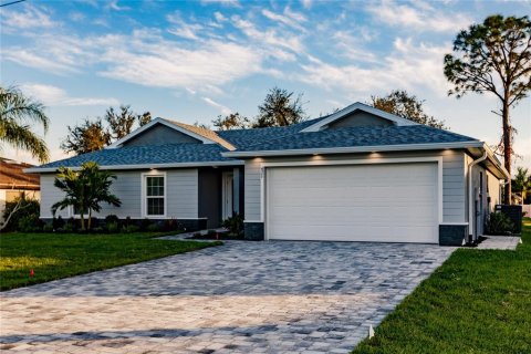 House in Cape Coral, Florida 4 bedrooms, 186.64 sq.m. № 1800434 - photo 1