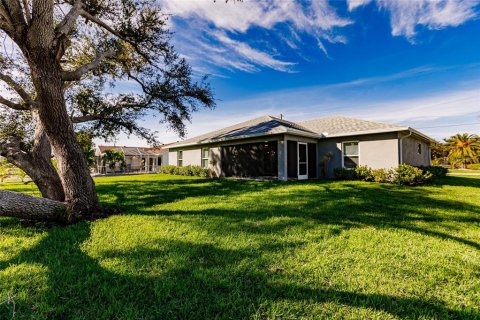 House in Cape Coral, Florida 4 bedrooms, 186.64 sq.m. № 1800434 - photo 13