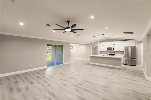 House in Cape Coral, Florida 4 bedrooms, 186.64 sq.m. № 1800434 - photo 17