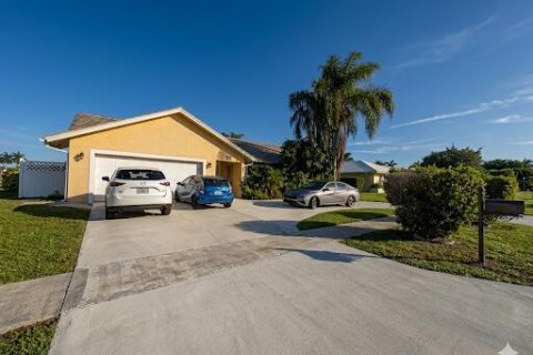 House in Boynton Beach, Florida 3 bedrooms, 210.14 sq.m. № 2086744