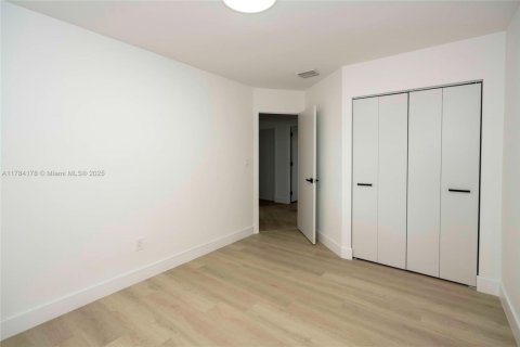 Villa ou maison à vendre à Miami, Floride: 4 chambres, 187.29 m2 № 1706238 - photo 18