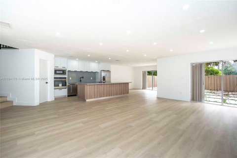 Villa ou maison à vendre à Miami, Floride: 4 chambres, 187.29 m2 № 1706238 - photo 1