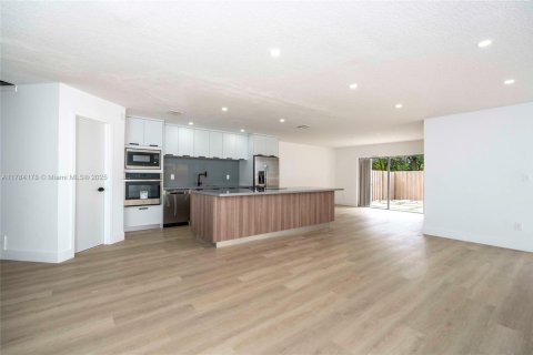 Casa en venta en Miami, Florida, 4 dormitorios, 187.29 m2 № 1706238 - foto 2
