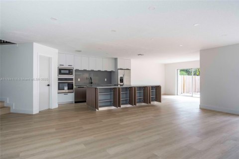 Villa ou maison à vendre à Miami, Floride: 4 chambres, 187.29 m2 № 1706238 - photo 4