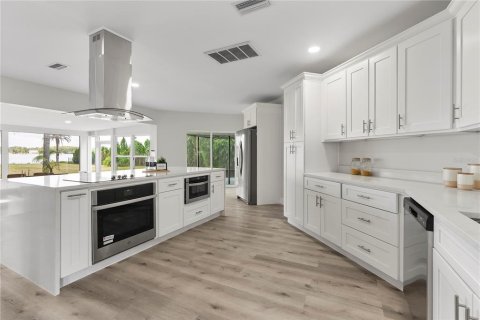 House in Orlando, Florida 5 bedrooms, 407.75 sq.m. № 1851009 - photo 9