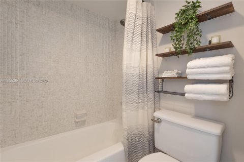 Condominio en alquiler en Sunny Isles Beach, Florida, 1 dormitorio, 70.79 m2 № 2011762 - foto 13