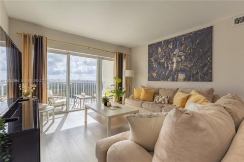 Condominio en alquiler en Sunny Isles Beach, Florida, 1 dormitorio, 70.79 m2 № 2011762 - foto 4