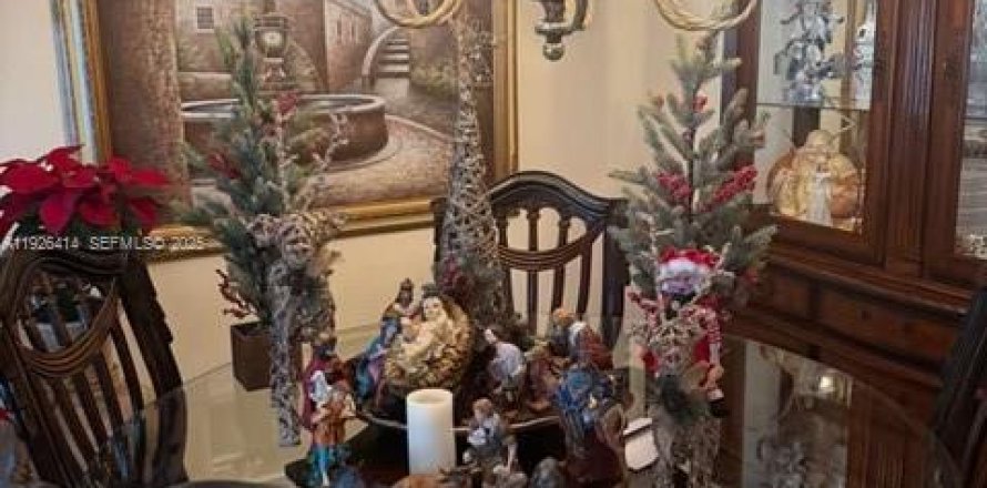 House in Hialeah, Florida 4 bedrooms, 253.53 sq.m. № 1985840