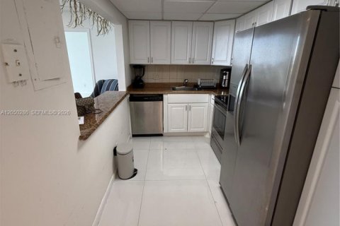 Condominio en alquiler en North Miami, Florida, 2 dormitorios, 83.61 m2 № 2247887 - foto 12