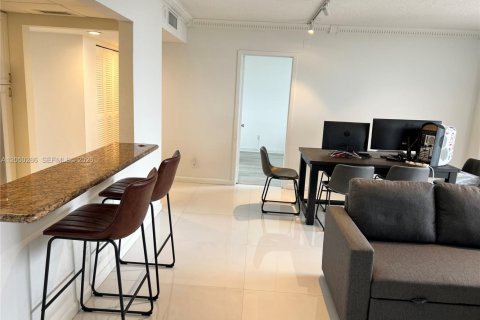 Condominio en alquiler en North Miami, Florida, 2 dormitorios, 83.61 m2 № 2247887 - foto 3
