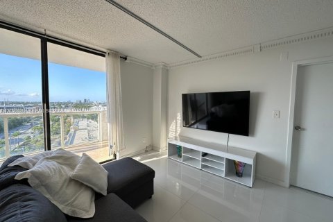 Condominio en North Miami, Florida, 2 dormitorios  № 2247887